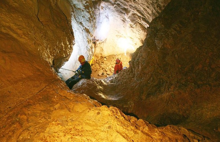 Avenul din Sesuri langa Cabana KayLuna, Matisesti, Apuseni, Alba