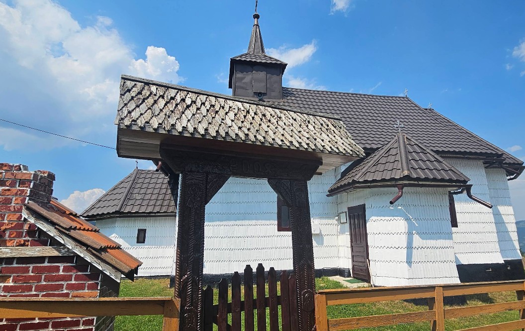 Biserica Sf. Mucenic Gheorghe, obiectiv local aproape de Cabana KayLuna, Matisesti