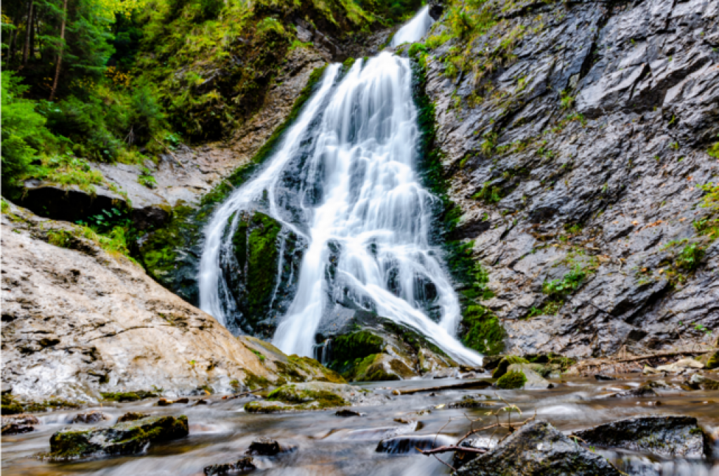 Cascada Valul Miresei Rachitele, obiectiv turistic in Muntii Apuseni, excursie din Cabana KayLuna