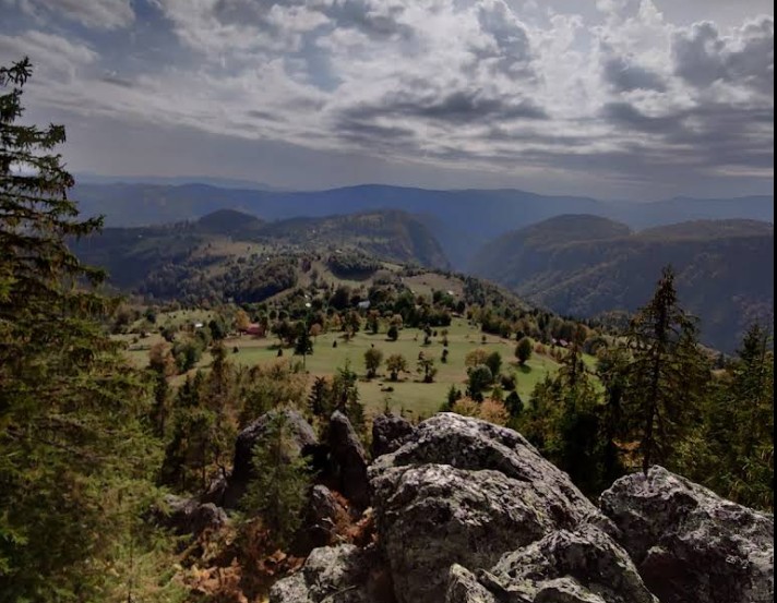 Piatra lui Roman, punct de belvedere si plimbare usoara in Apuseni, aproape de Cabana KayLuna