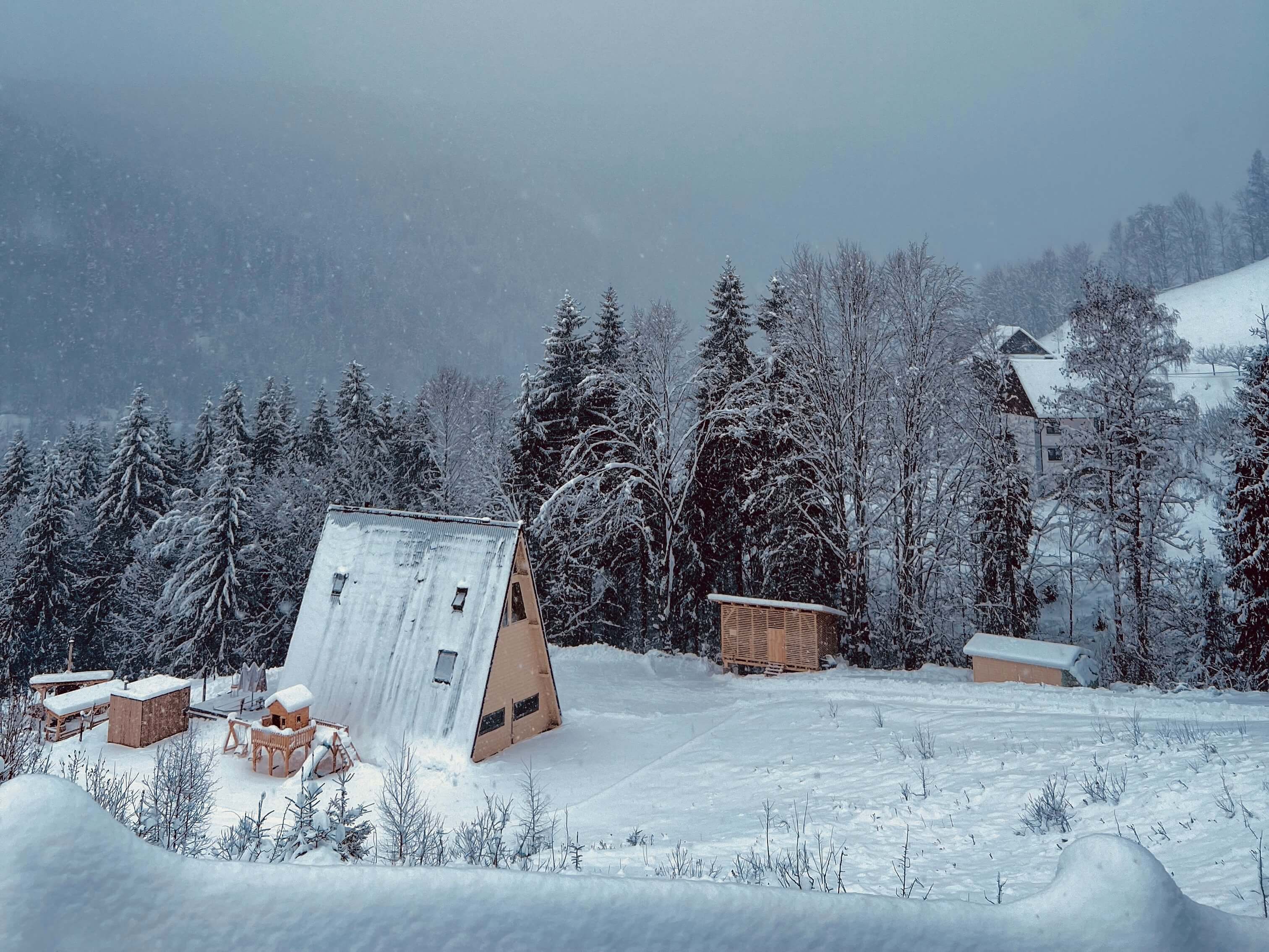 Living luminos la Cabana KayLuna, cabana A-Frame premium in Matisesti, Muntii Apuseni